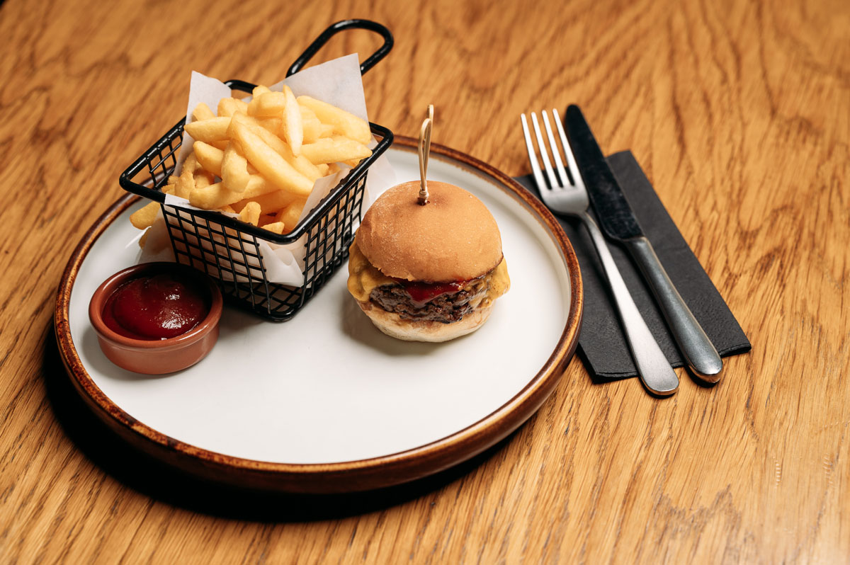 Mini-burger-z-frytkami-i-keczupem